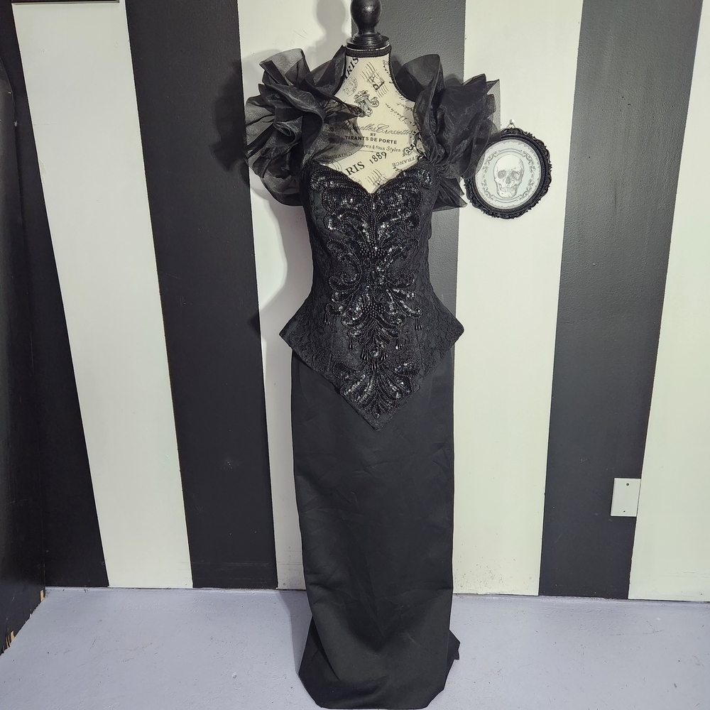 Elegant Black Maxi Dress with Lace Accents